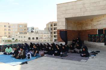 مراسم زیارت عاشورا در هشتمین روز از ماه محرم در شبکه بهداشت و درمان شهرستان بهارستان برگزار شد