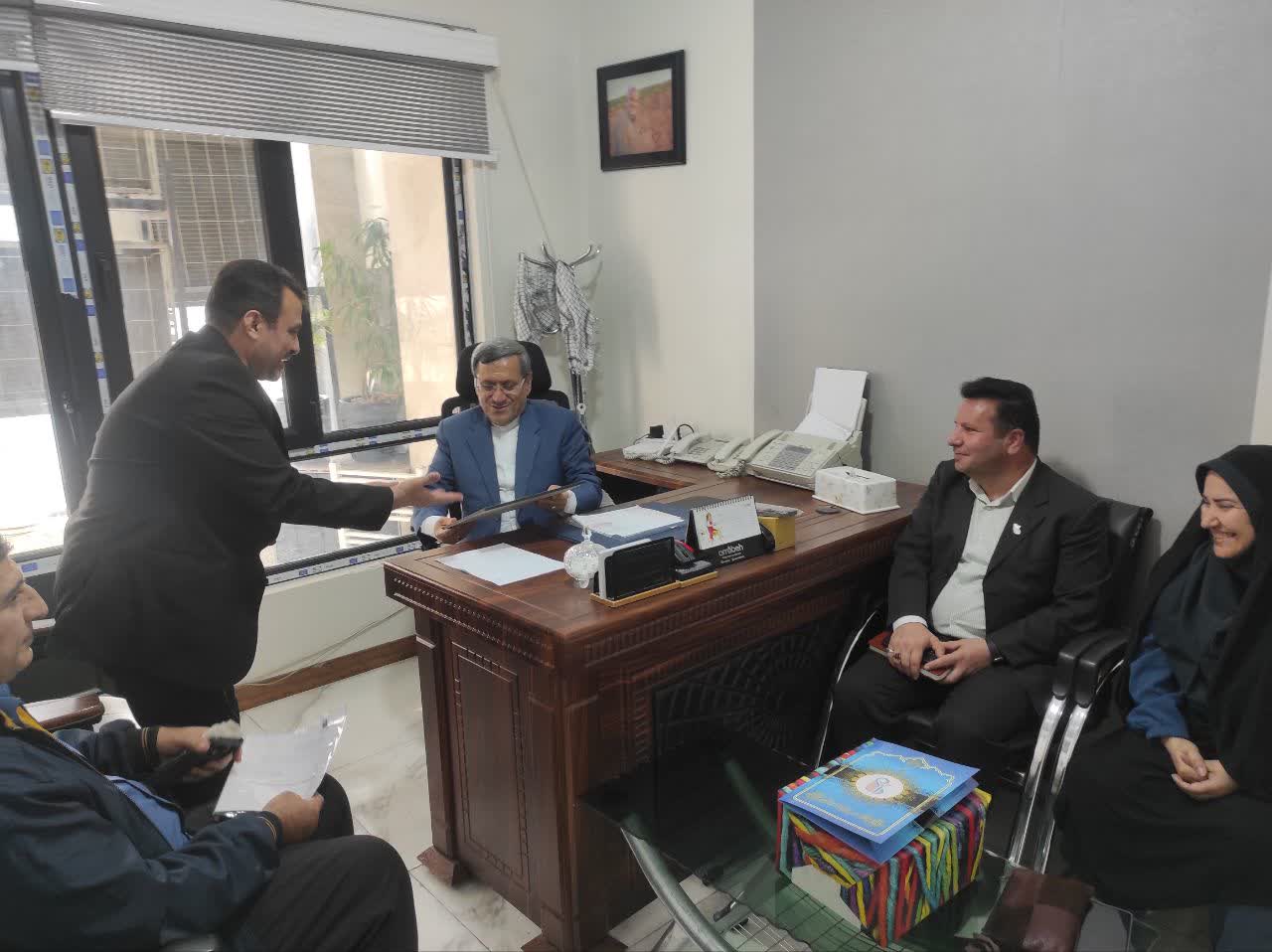 دیدار مدیر شبکه بهداشت ودرمان با نماینده مجلس شهرستان‌های بهارستان و رباط کریم به مناسبت فرا رسیدن روز مجلس