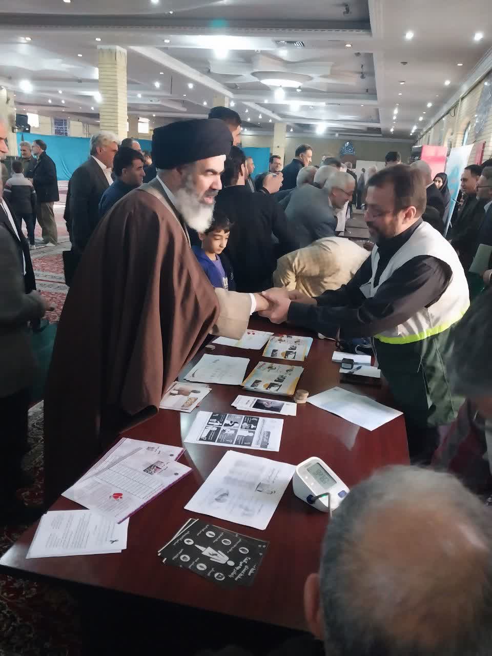 تقدیر و تشکر ویژه امام جمعه شهرستان حجت الاسلام و المسلمین حاج آقا به موسوی پشت تریبون مصلای گلستان از مدیر شبکه بهداشت 
