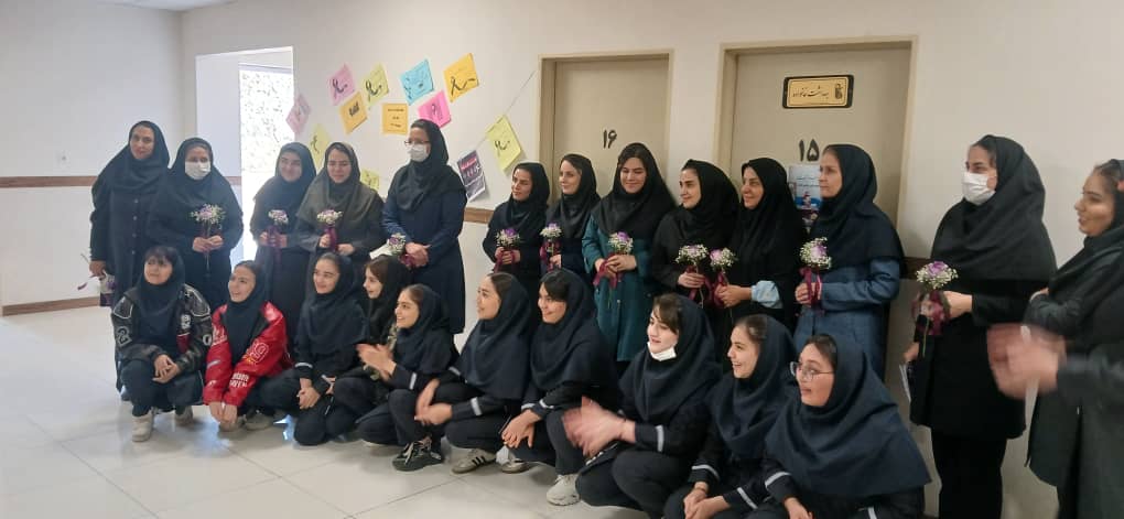 تجلیل دانش آموزان از پرسنل شبکه بهداشت ودرمان به مناسبت روز پرستار میلاد حضرت زینب (س)