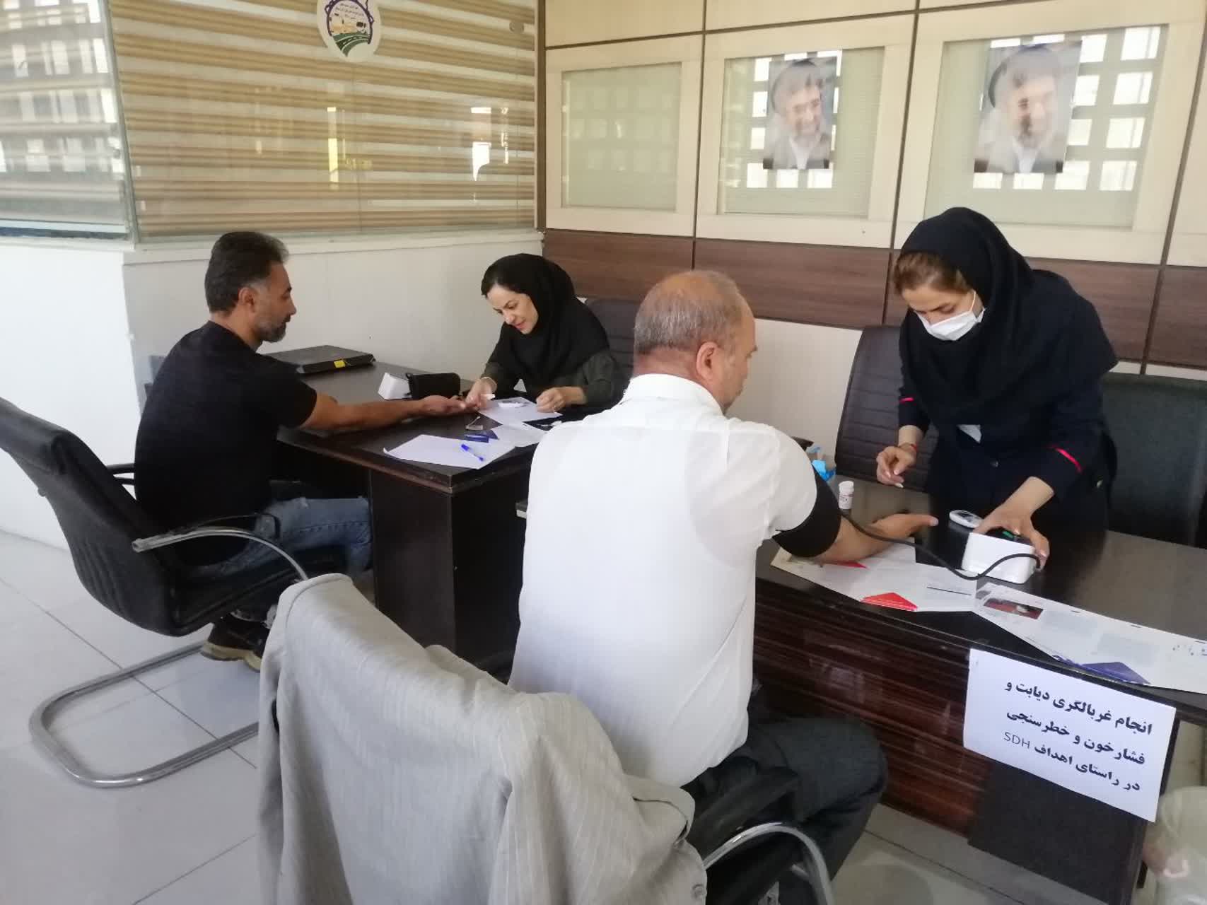  انجام غربالگری فشار خون و دیابت و خطرسنجی در پایانه حمل و نقل نسیم شهر