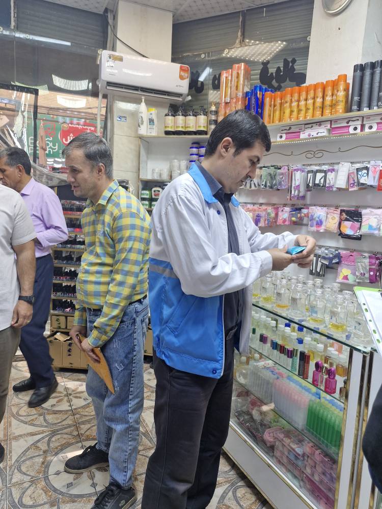 برگزاری گشت مشترک نظارت بر واحدهای عرضه کننده محصولات آرایشی و بهداشتی در شهرستان بهارستان
