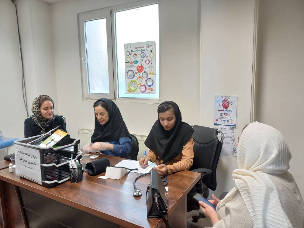  برگزاری میز خدمت و ویزیت رایگان پزشک به مناسبت روز جهانی قلب در پارک بانوان صالحیه